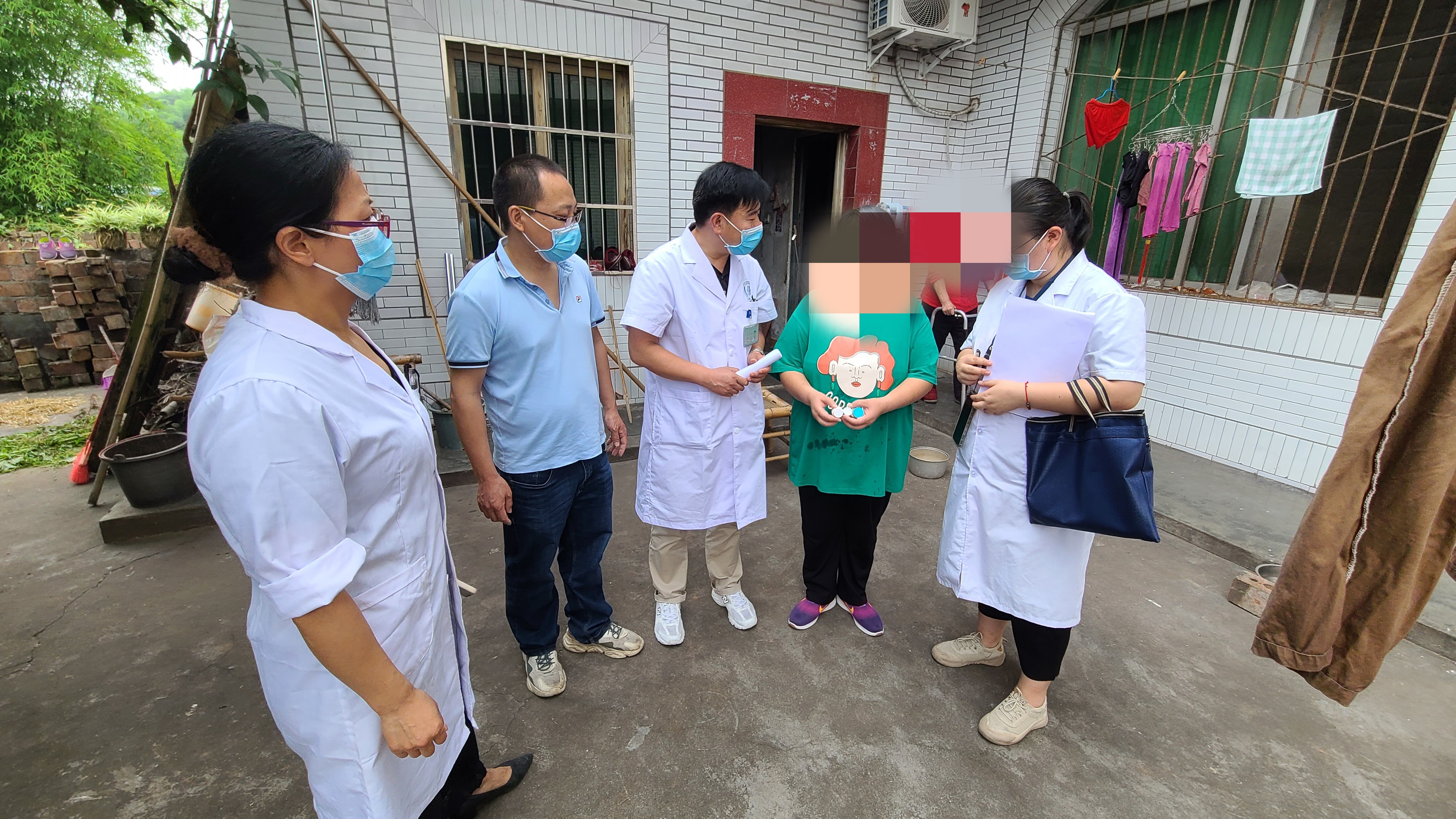 关爱严重精神障碍患者 入户随访服务化解难题 - 乐山市五通桥区精神病